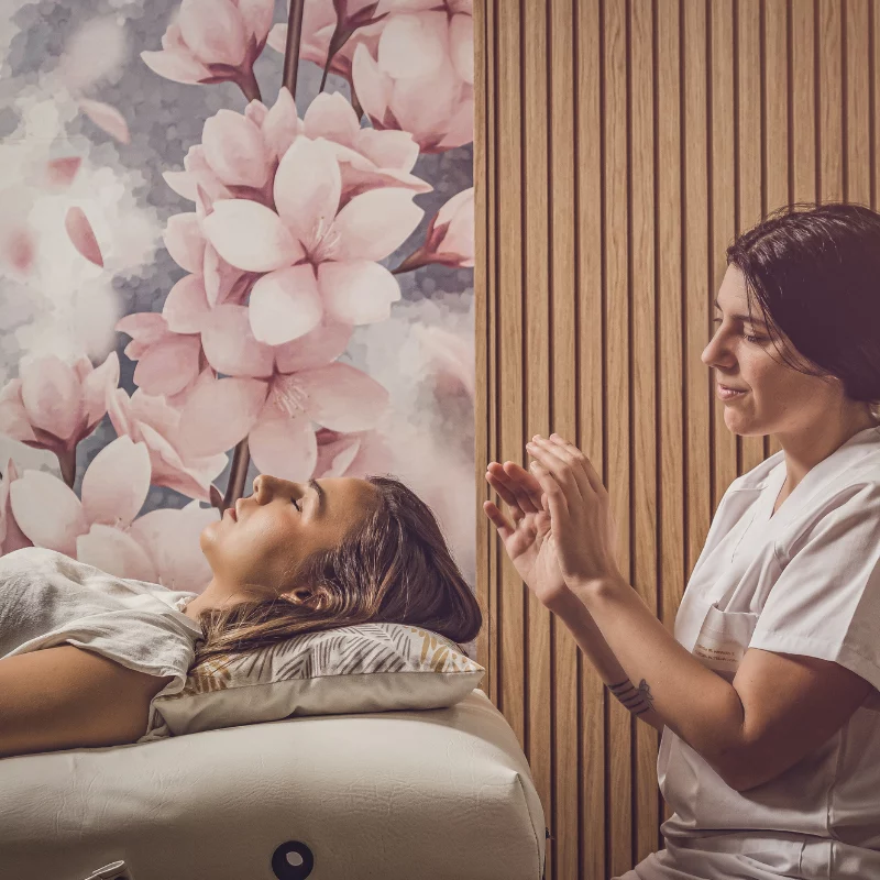Sesión de reiki en la cabina de Magec Dania
