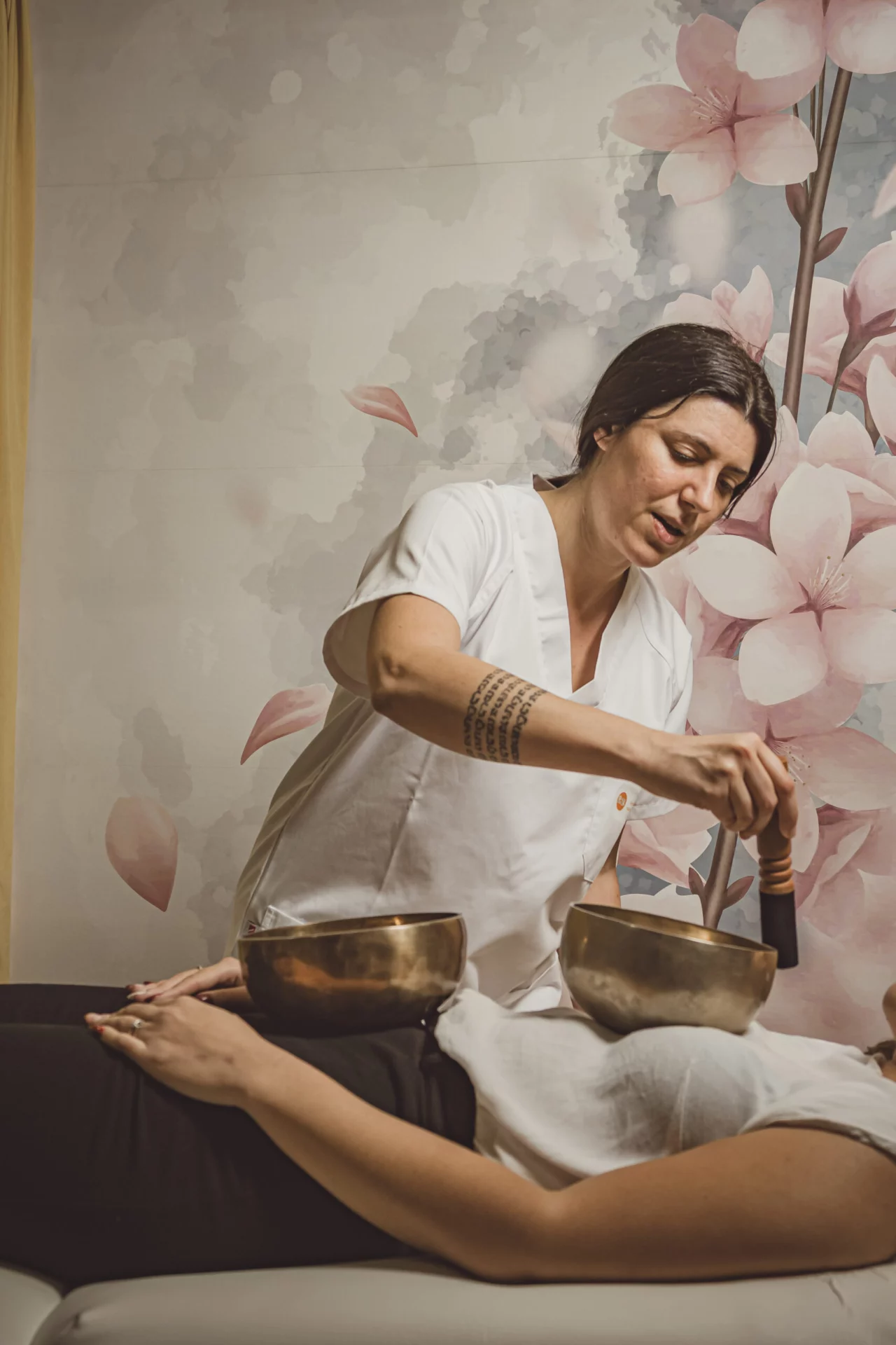 Terapeuta de Magec Dania tocando cuencos tibetanos